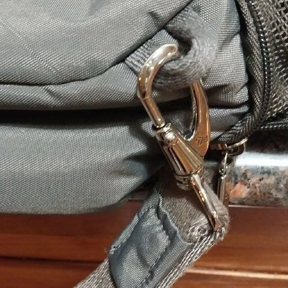 UNISEX Travelon Charcoal Messenger Bag .....NEW
